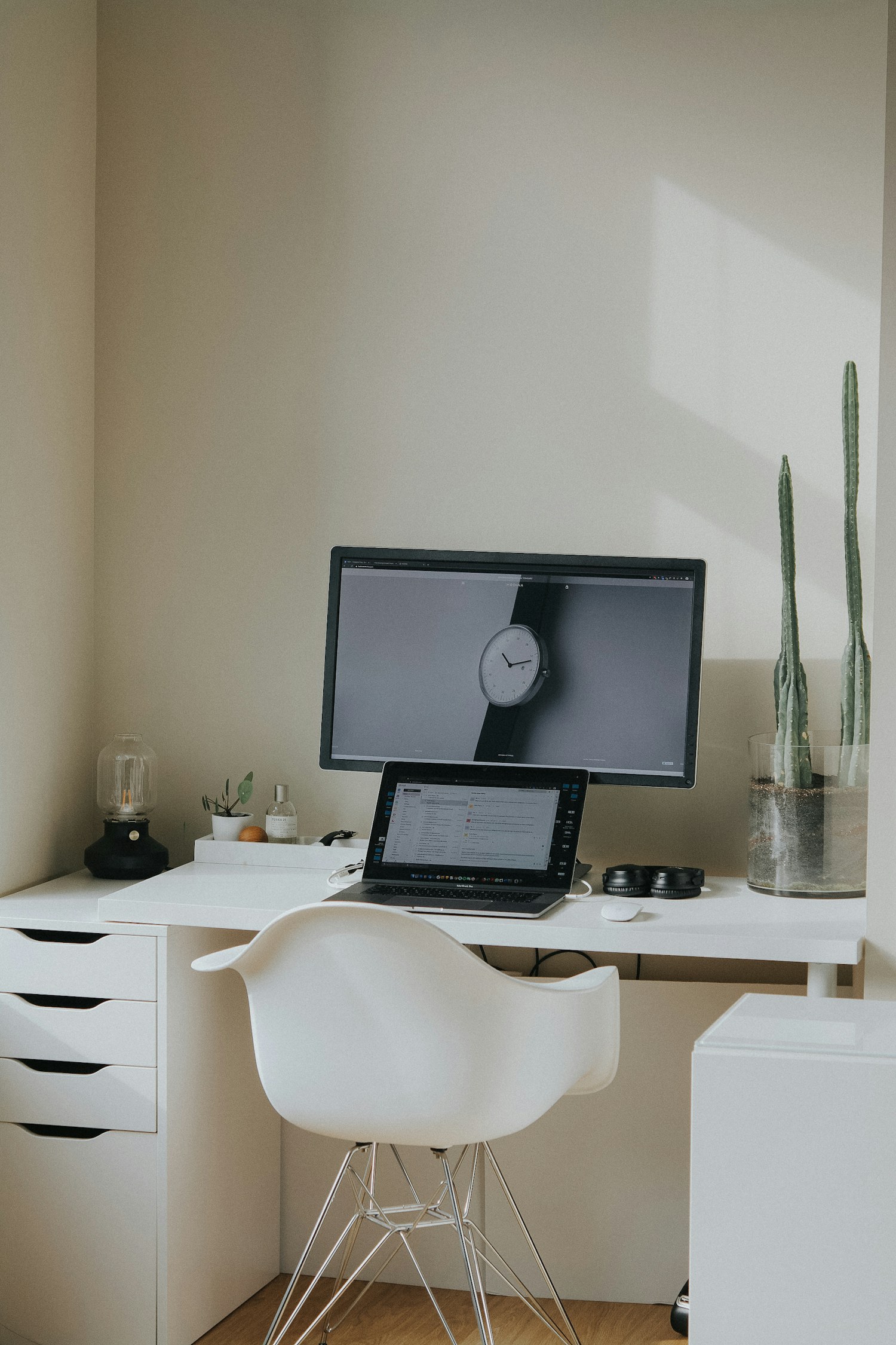 Espacio luminoso con laptop, escritorio y plantas