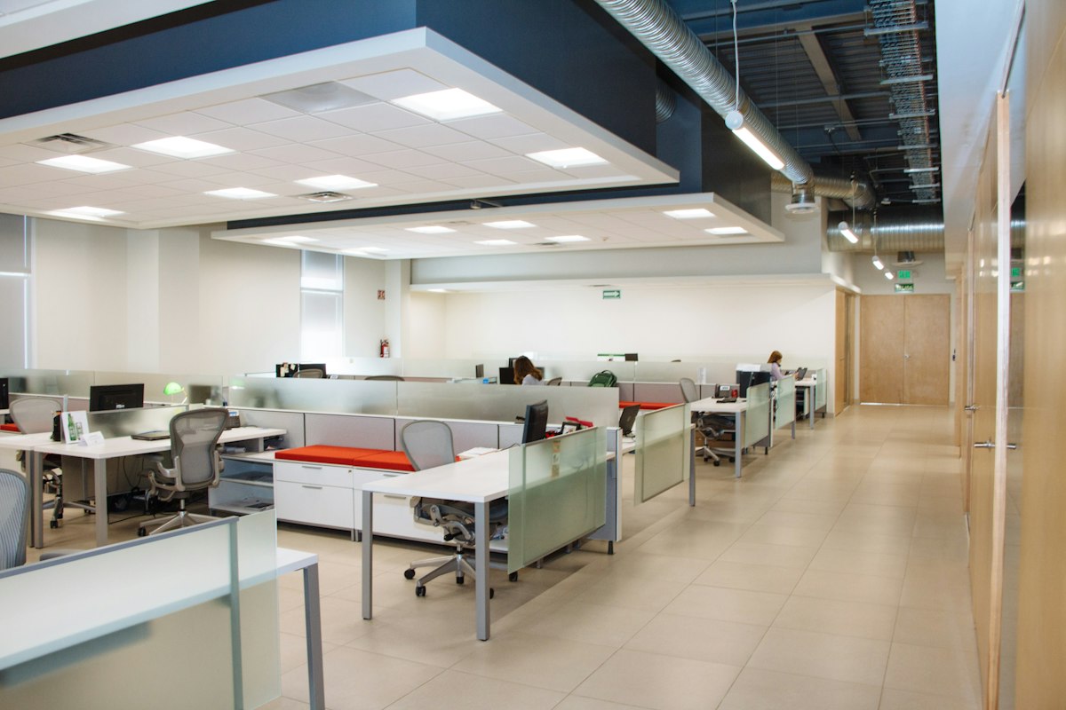 Espacio de trabajo con escritorios blancos y luz natural