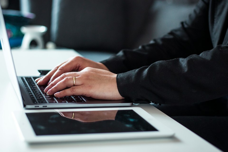 Persona utilizando un computador portátil para trabajar en un sitio web